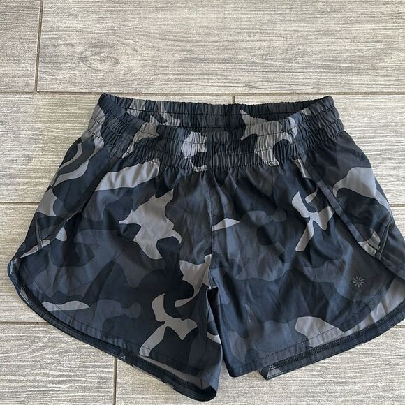Athleta Racer Run Women's Mid Rise 4 Camo Shorts - Picture 2 of 5
